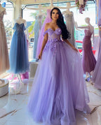 Elegante vestido largo de fiesta morado, corte en A, sin mangas, con hombros descubiertos y encaje.