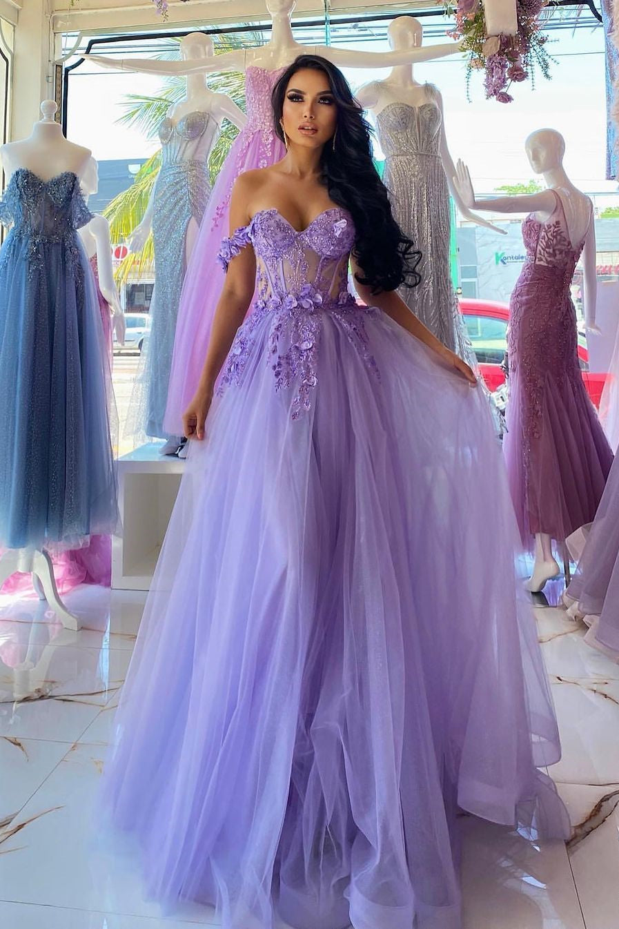Elegante vestido largo de fiesta morado, corte en A, sin mangas, con hombros descubiertos y encaje.