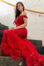Elegantes vestidos largos rojos de sirena con hombros descubiertos y brillo para graduación