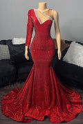 Robe de bal rouge élégante à une épaule, col en V et sequins, manches longues.
