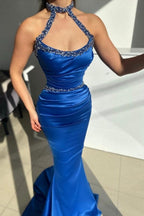 Élégantes robes de bal sirène longues bleu roi à col halter et sans manches ornées de perles