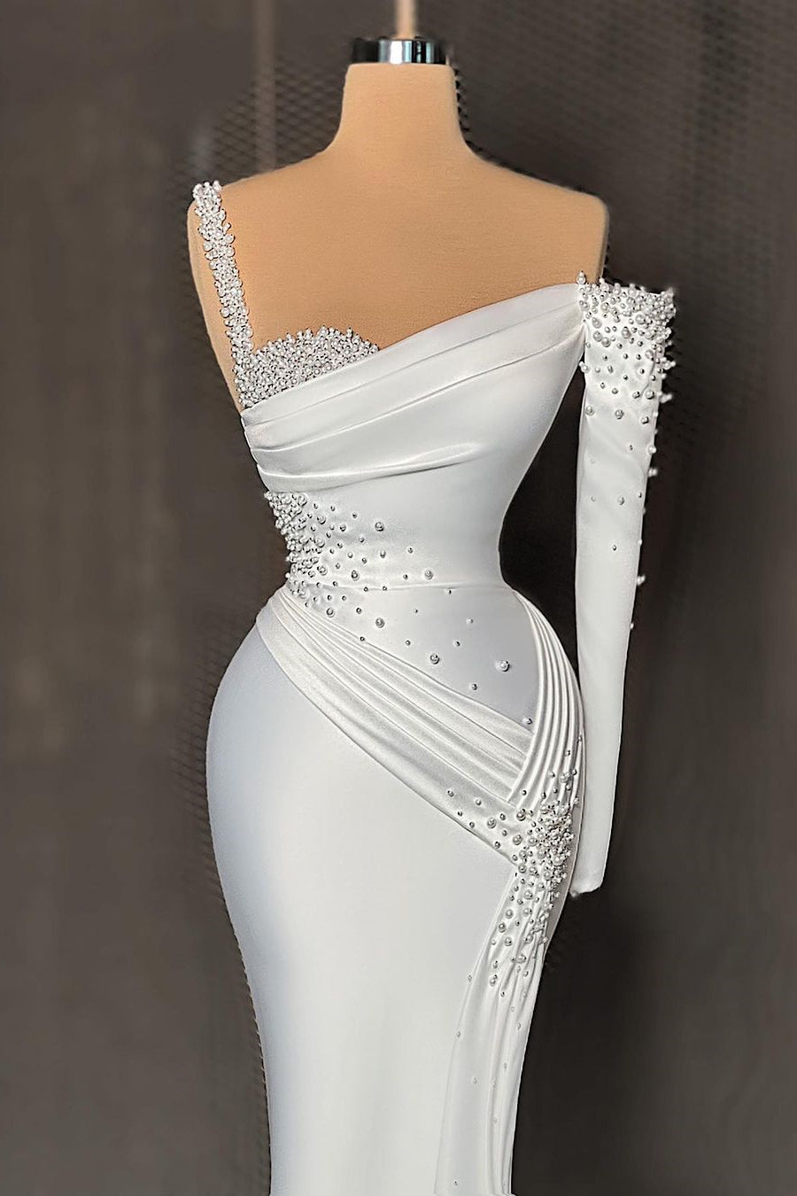 Robe de bal sirène longue et élégante en satin à une épaule et perles