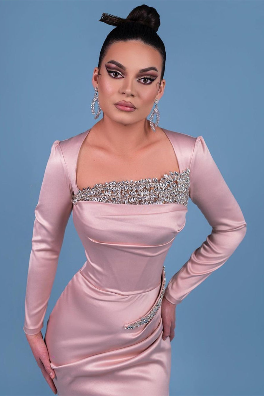 Robe de bal rose élégante à manches longues en satin ornée de strass