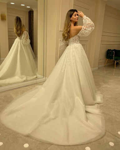 Elegante vestido de novia de manga larga, corte en A, escote corazón, espalda descubierta y apliques de encaje