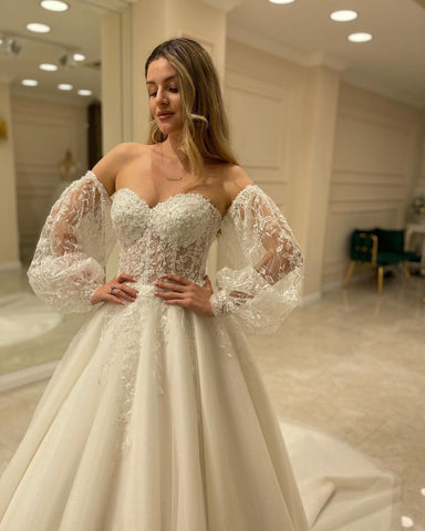 Elegante vestido de novia de manga larga, corte en A, escote corazón, espalda descubierta y apliques de encaje