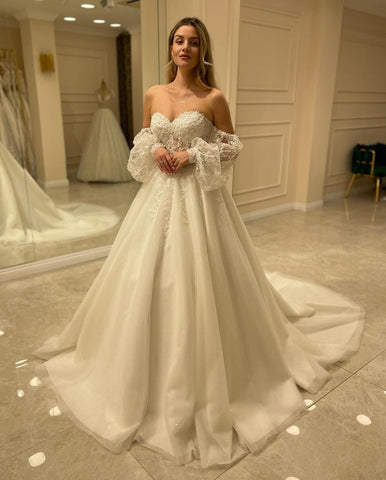 Elegante vestido de novia de manga larga, corte en A, escote corazón, espalda descubierta y apliques de encaje