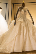 Elegante vestido de novia de tul con mangas largas, bordado con cuentas y cordones, con lentejuelas. 
