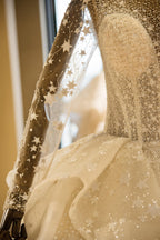 Elegante vestido de novia de tul con mangas largas, bordado con cuentas y cordones, con lentejuelas. 