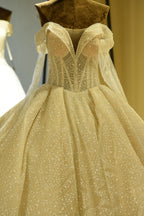 Robe de mariée élégante en tulle ivoire à manches longues et décolleté cœur, lacée 