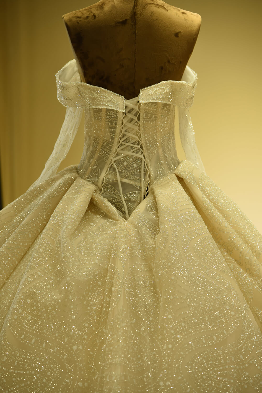 Robe de mariée élégante en tulle ivoire à manches longues et décolleté cœur, lacée 