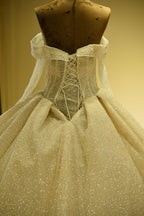 Robe de mariée élégante en tulle ivoire à manches longues et décolleté cœur, lacée 