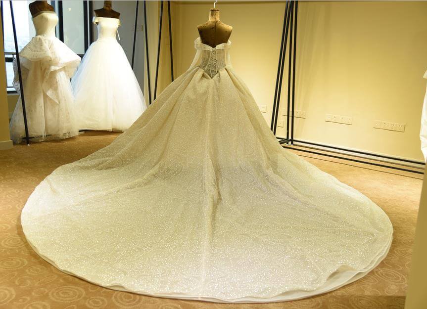 Robe de mariée élégante en tulle ivoire à manches longues et décolleté cœur, lacée 