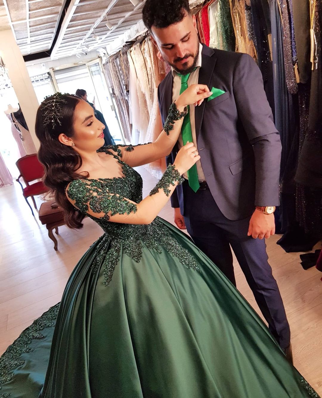 Elegant Long Sleeves Sweetheart Lace Satin Ball Gown Prom Dresses