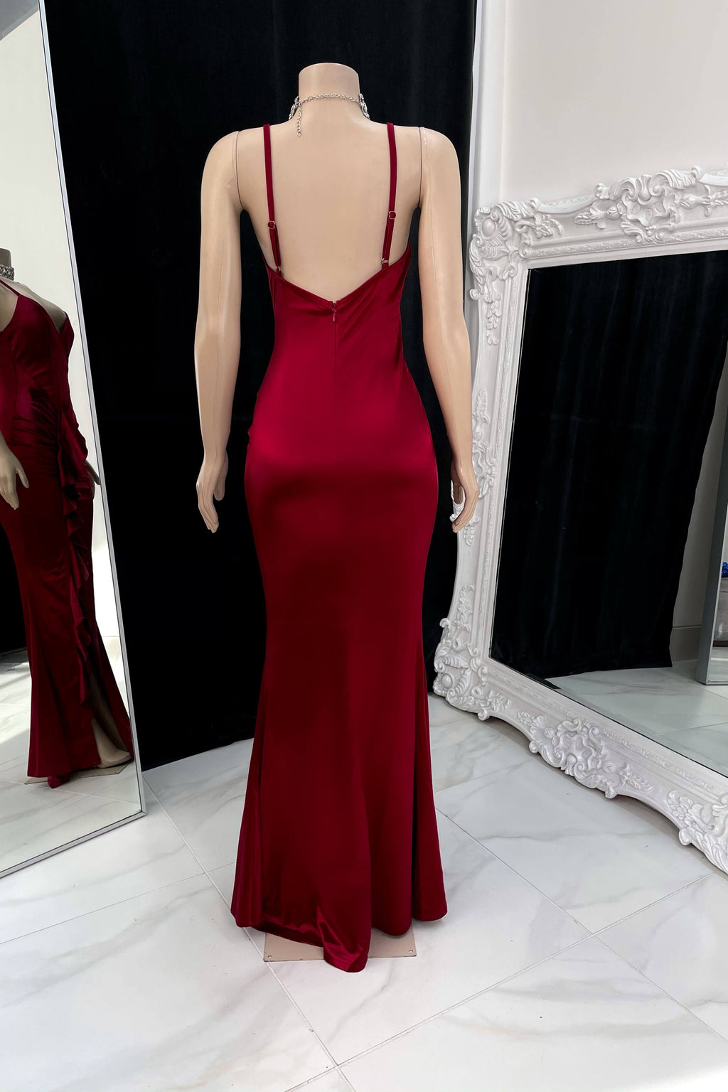 Robe de bal sirène élégante à bretelles spaghetti longues et dos nu, col en V.