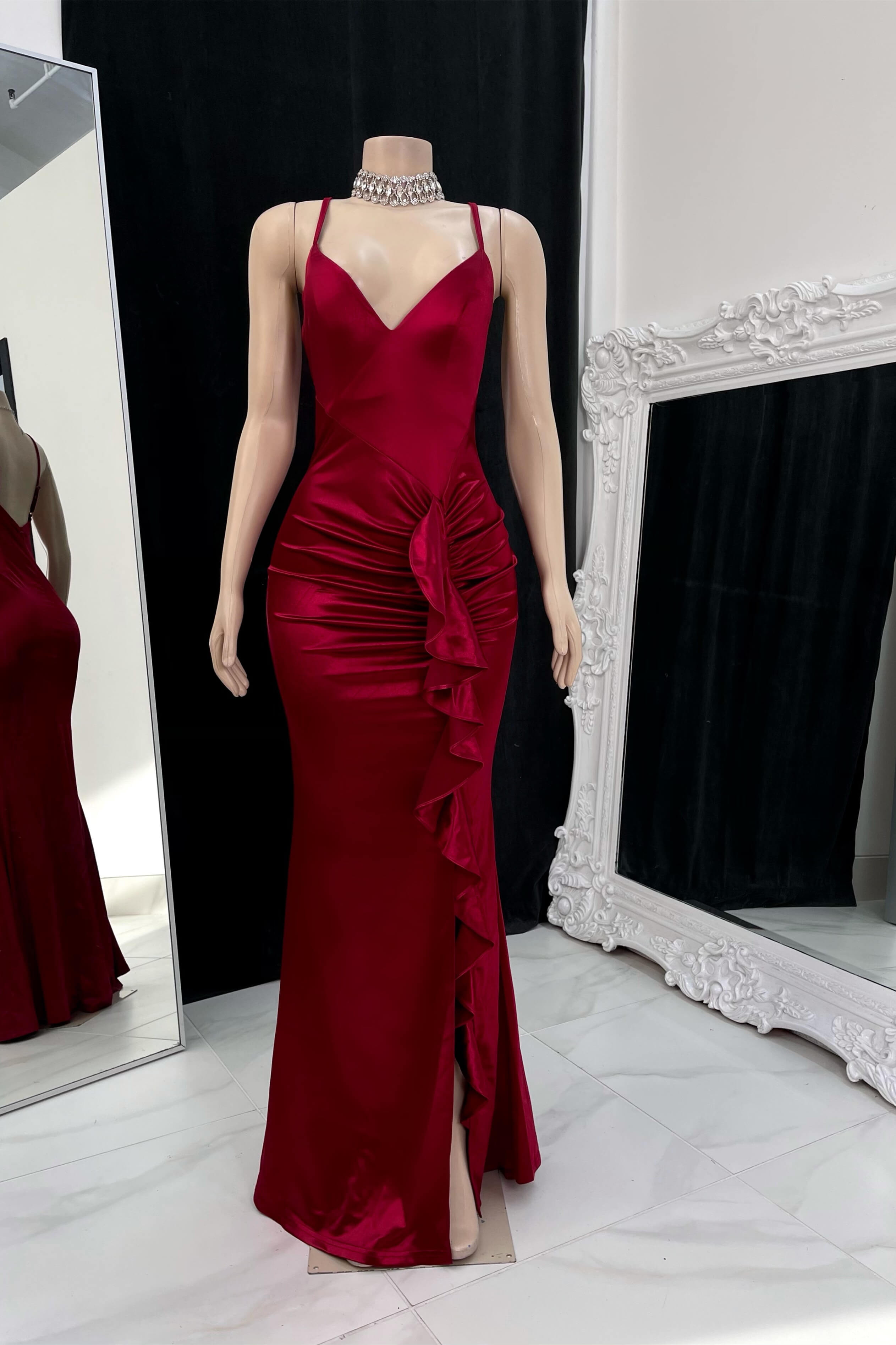 Robe de bal sirène élégante à bretelles spaghetti longues et dos nu, col en V.