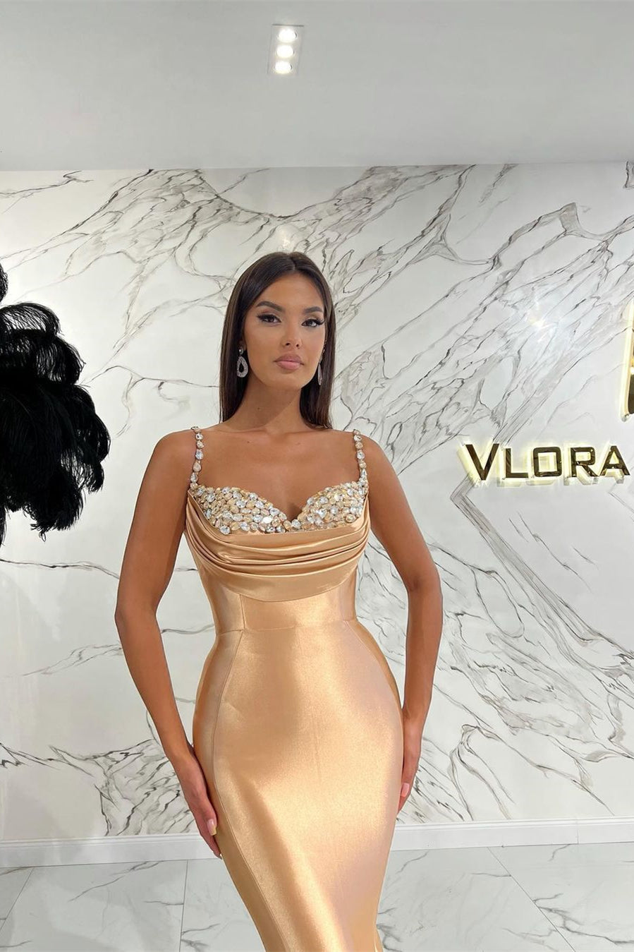 Robe de bal élégante à fines bretelles spaghetti et sans manches, ornée de sequins.