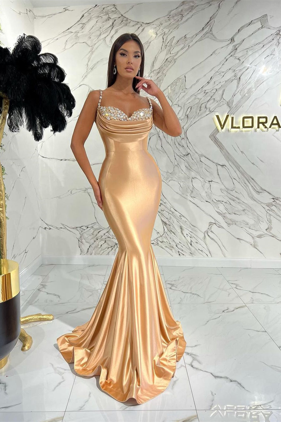 Robe de bal élégante à fines bretelles spaghetti et sans manches, ornée de sequins.