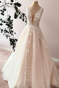 Elegante vestido de novia largo de corte A con escote corazón, tul, apliques y encaje