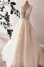 Elegante vestido de novia largo de corte A con escote corazón, tul, apliques y encaje