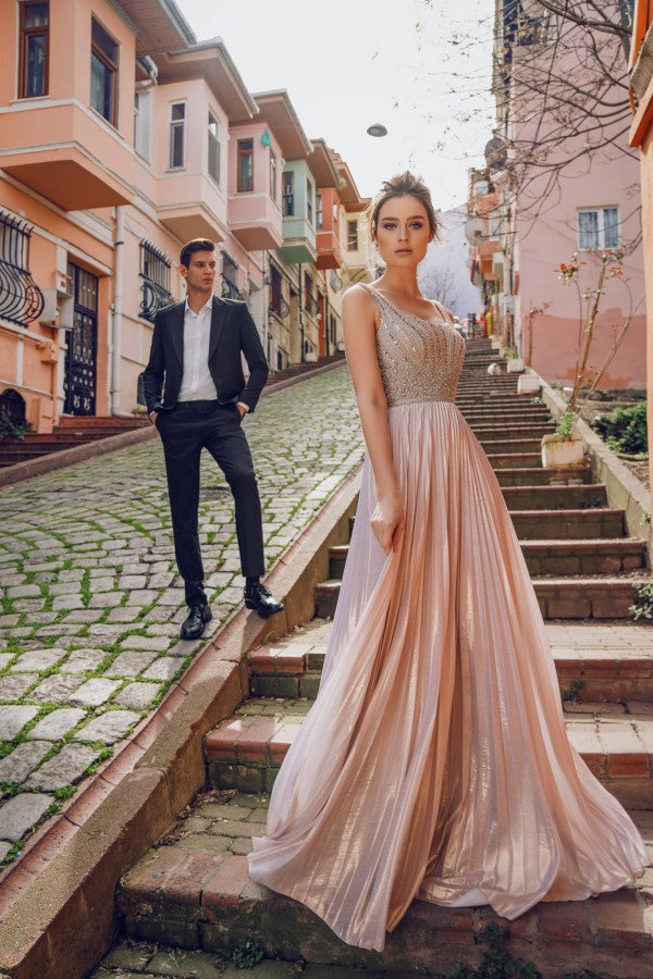 Robe de bal élégante en soie brillante, longue, col en V et coupe trapèze