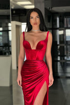 Elegante vestido largo de sirena rojo de terciopelo con abertura para baile de graduación