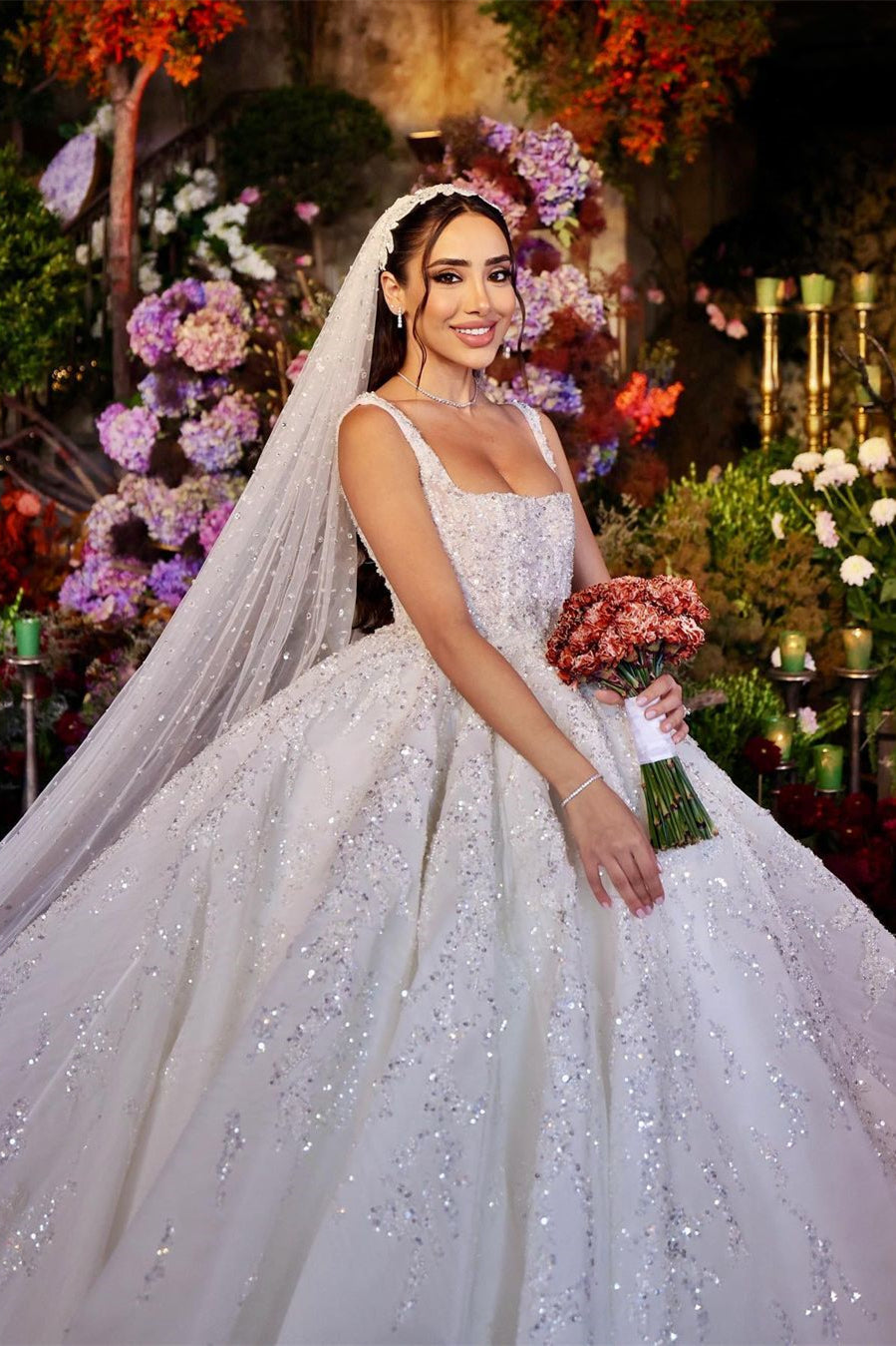 Robe de mariée longue blanche élégante, coupe trapèze, bretelles en dentelle et applications