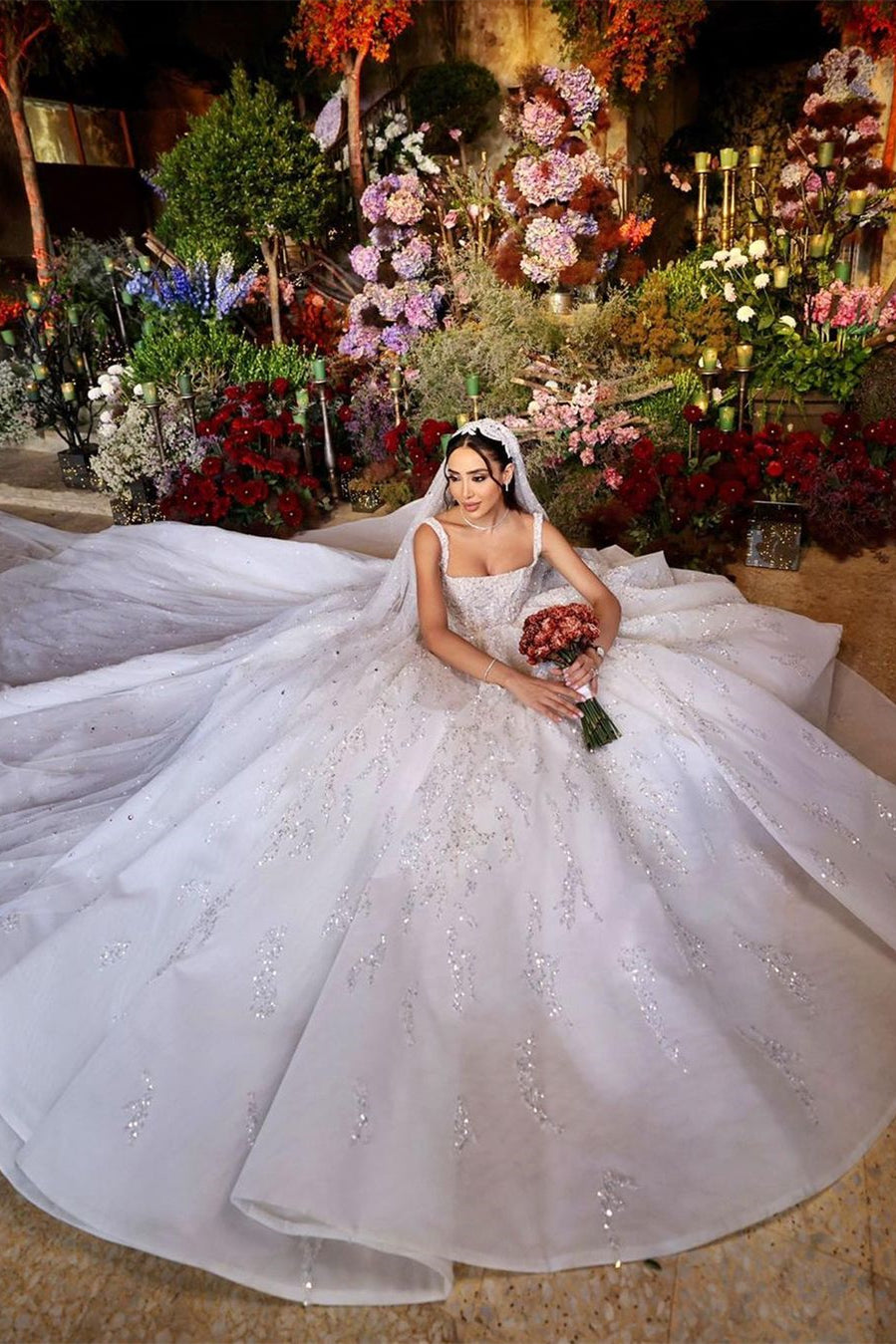 Robe de mariée longue blanche élégante, coupe trapèze, bretelles en dentelle et applications