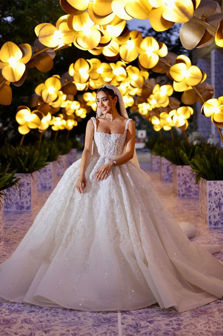 Robe de mariée longue blanche élégante, coupe trapèze, bretelles en dentelle et applications