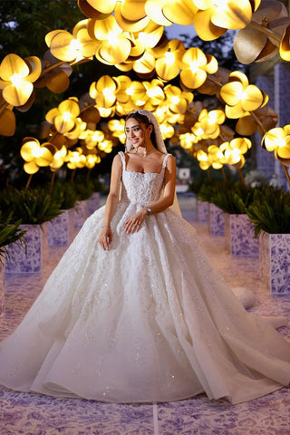 Elegante vestido largo blanco de corte A con apliques y tirantes de encaje para bodas