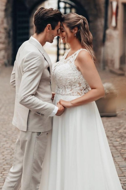 Robe de mariée longue blanche élégante en dentelle et mousseline, coupe trapèze, sans manches et dos nu
