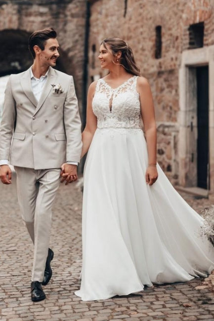 Robe de mariée longue blanche élégante en dentelle et mousseline, coupe trapèze, sans manches et dos nu