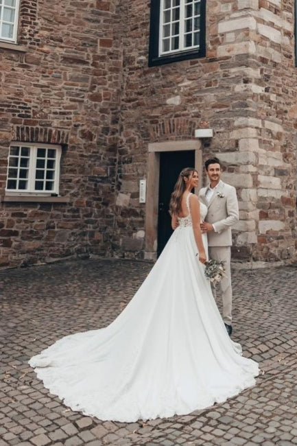 Robe de mariée longue blanche élégante en dentelle et mousseline, coupe trapèze, sans manches et dos nu