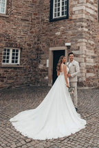 Robe de mariée longue blanche élégante en dentelle et mousseline, coupe trapèze, sans manches et dos nu
