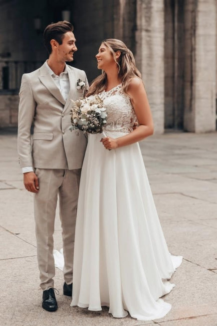 Robe de mariée longue blanche élégante en dentelle et mousseline, coupe trapèze, sans manches et dos nu