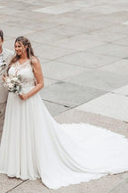 Robe de mariée longue blanche élégante en dentelle et mousseline, coupe trapèze, sans manches et dos nu