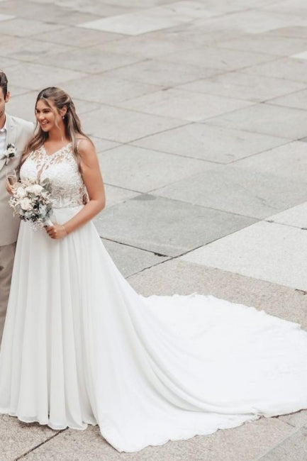 Robe de mariée longue blanche élégante en dentelle et mousseline, coupe trapèze, sans manches et dos nu