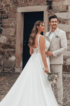 Robe de mariée longue blanche élégante en dentelle et mousseline, coupe trapèze, sans manches et dos nu