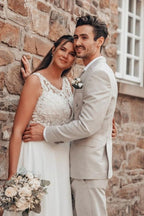 Robe de mariée longue blanche élégante en dentelle et mousseline, coupe trapèze, sans manches et dos nu