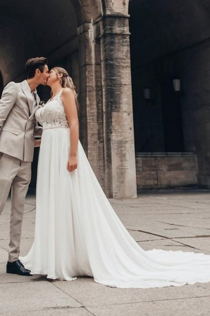 Robe de mariée longue blanche élégante en dentelle et mousseline, coupe trapèze, sans manches et dos nu