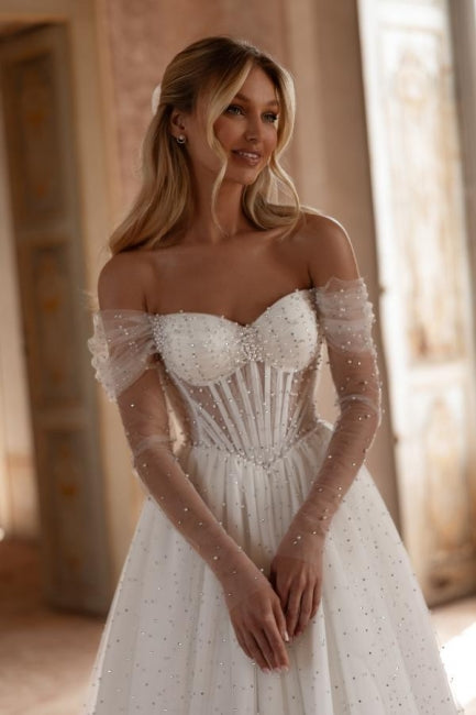 Robe de mariée longue blanche élégante, coupe trapèze, épaules dénudées, en tulle, strass et perles