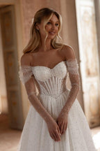 Robe de mariée longue blanche élégante, coupe trapèze, épaules dénudées, en tulle, strass et perles