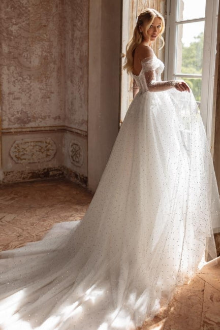 Robe de mariée longue blanche élégante, coupe trapèze, épaules dénudées, en tulle, strass et perles