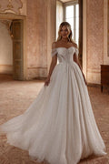 Robe de mariée longue blanche élégante, coupe trapèze, épaules dénudées, en tulle, strass et perles