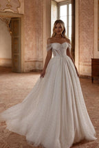 Robe de mariée longue blanche élégante, coupe trapèze, épaules dénudées, en tulle, strass et perles