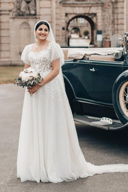 Élégante robe de mariée blanche longue en tulle et dentelle, coupe trapèze, col carré et manches courtes