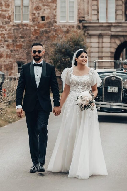 Élégante robe de mariée blanche longue en tulle et dentelle, coupe trapèze, col carré et manches courtes