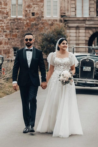 Elegante vestido de novia largo blanco de corte A, escote cuadrado, tul y encaje, con mangas cortas.