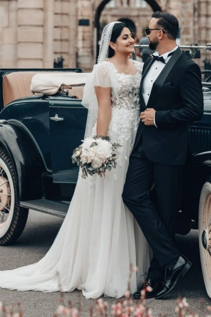 Élégante robe de mariée blanche longue en tulle et dentelle, coupe trapèze, col carré et manches courtes