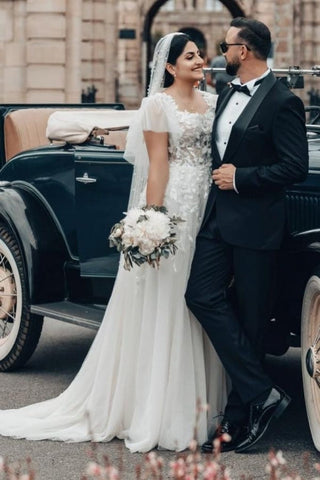 Elegante vestido de novia largo blanco de corte A, escote cuadrado, tul y encaje, con mangas cortas.