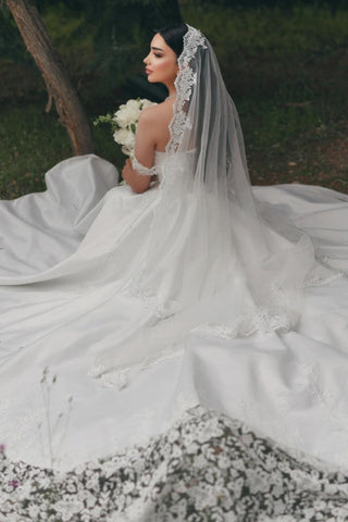 Robe de mariée longue blanche élégante en dentelle, coupe trapèze, décolleté cœur et épaules dénudées